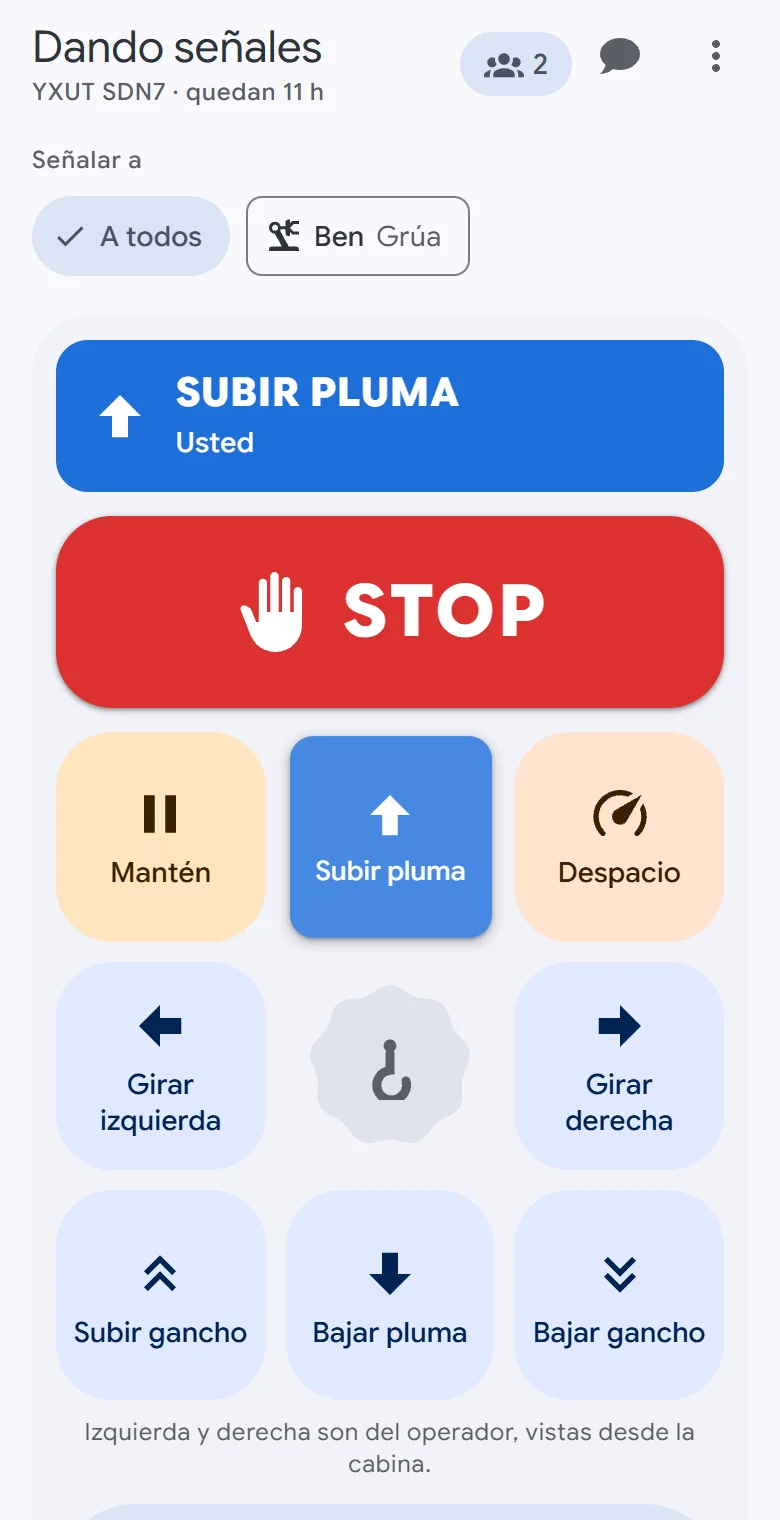 El panel de señales de OperatorLink en un teléfono mientras se pide Subir pluma: STOP, los movimientos de la grúa, Mantén, Despacio y ¿Listo?