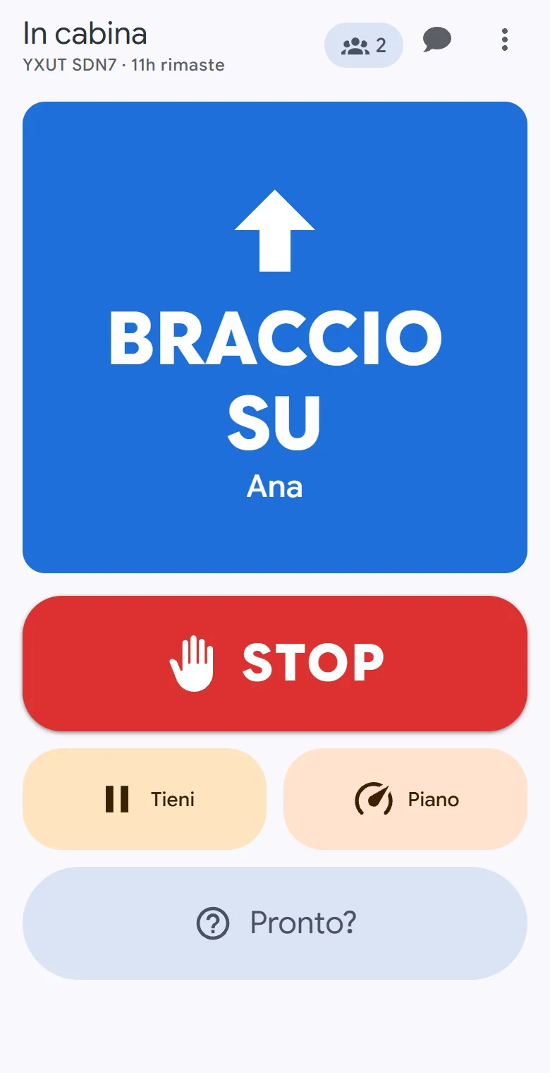 Un telefono in cabina: Braccio su riempie lo schermo con il nome di chi lo chiama, e STOP, Tieni e Piano sono a un tocco.
