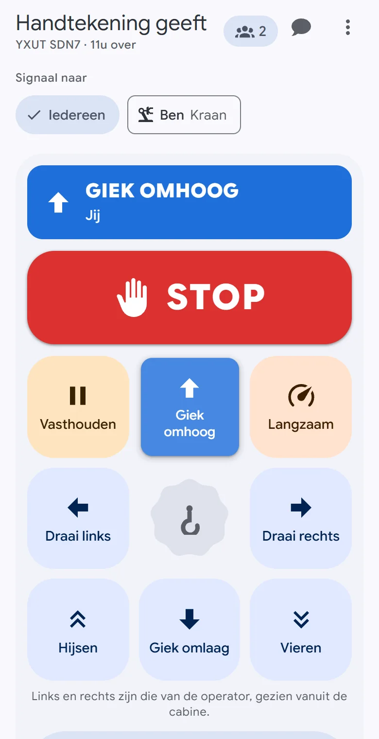 Het signaalpaneel van OperatorLink op een telefoon terwijl Giek omhoog wordt geroepen: STOP, de kraanbewegingen, Vasthouden, Langzaam en Klaar?