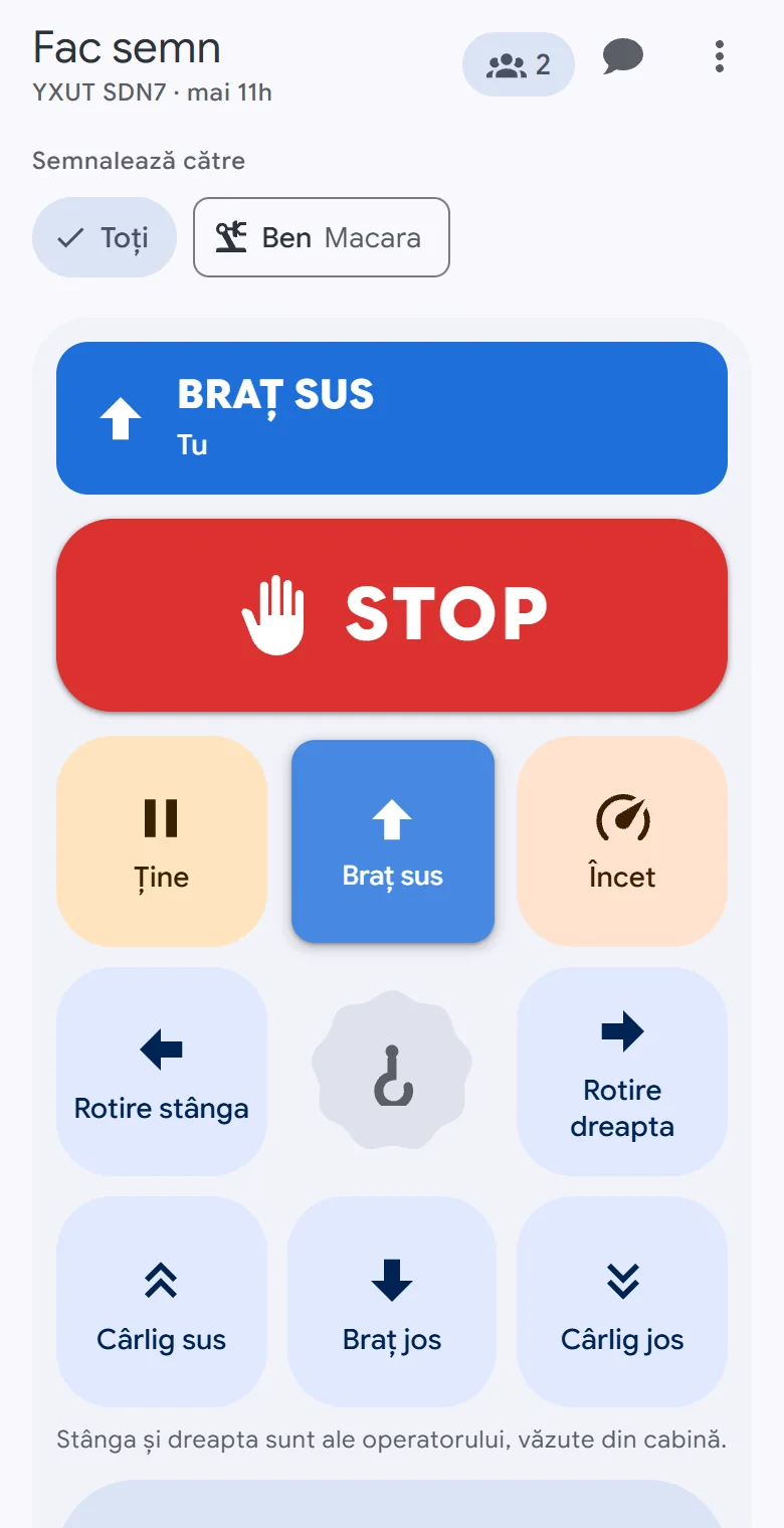 Panoul de semnale OperatorLink pe un telefon, în timp ce se strigă Braț sus: STOP, mișcările macaralei, Ține, Încet și Gata?