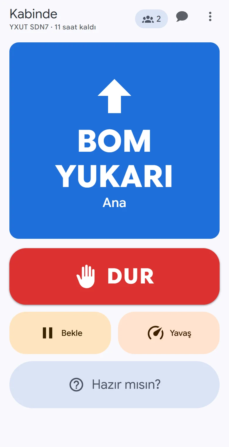 Kabin içindeki bir telefon: Bom yukarı ekranı onu kimin çağırdığıyla doldurur, Dur, Bekle ve Yavaş bir dokunuş uzağındadır.