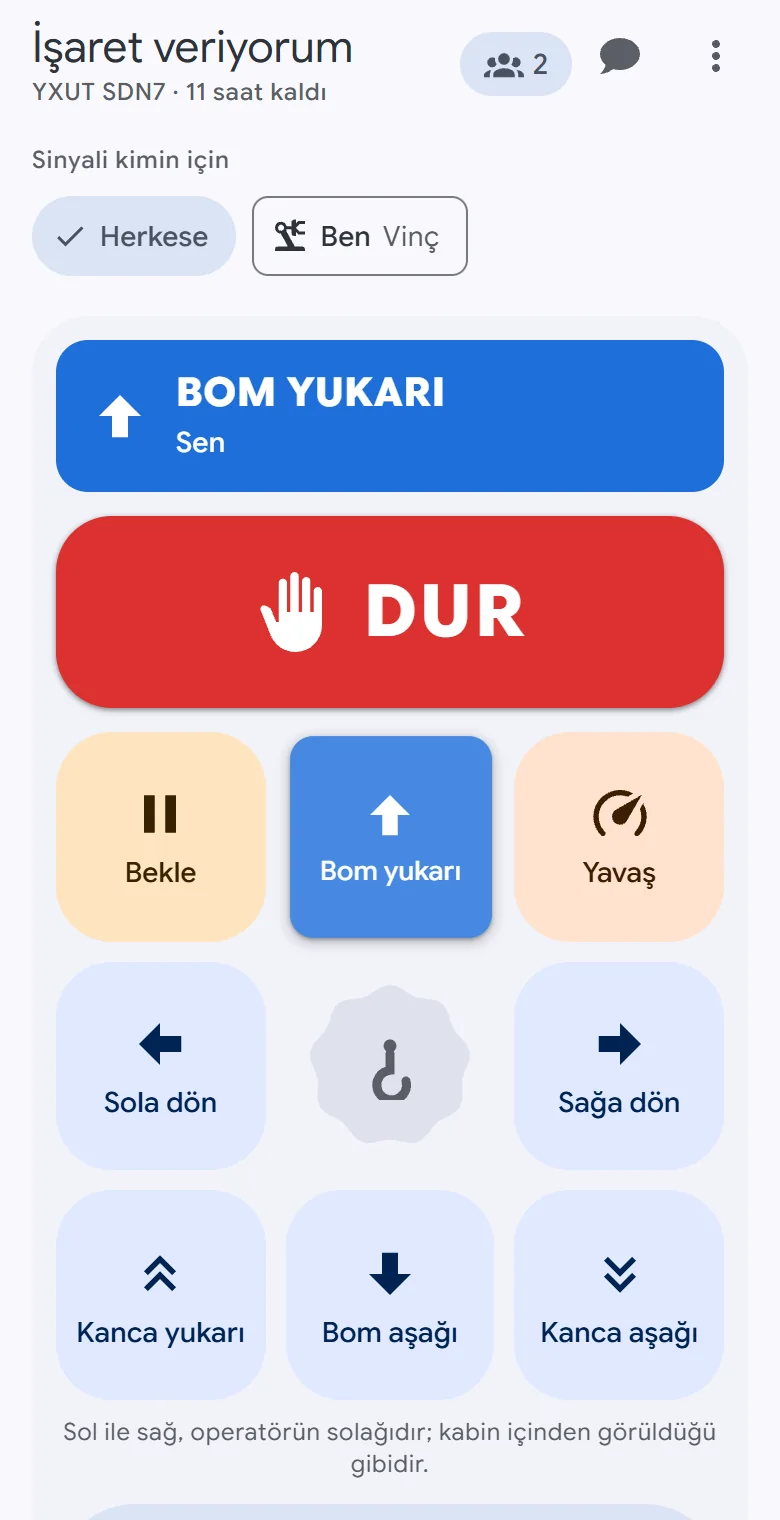 Bom yukarı çağrılırken bir telefonda OperatorLink'in sinyal paneli: Dur, vincin hareketleri, Bekle, Yavaş ve Hazır mısınız?